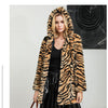 Mittellanger Mantel aus Kunstpelz mit Kapuze und großem Tigermuster