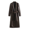 Trench-coat long en cuir avec ceinture assortie ample