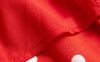 Roter Retro-Midirock mit Schlitz und kontrastfarbenen Punkten